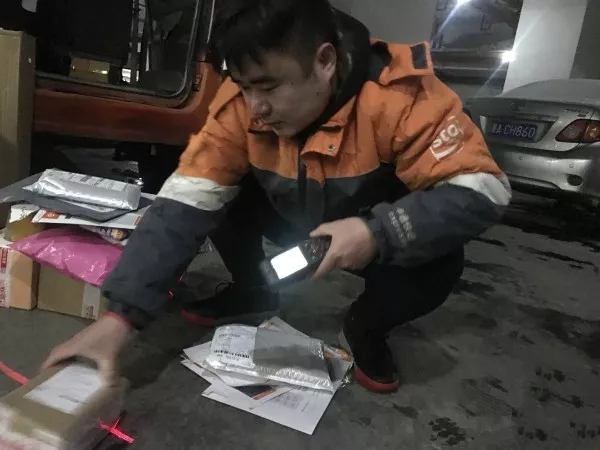 快遞師傅：就是路再滑，也要把每一件包裹送達(dá)
