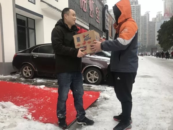 快遞師傅：就是路再滑，也要把每一件包裹送達(dá)