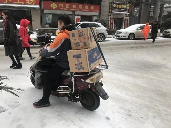 快遞師傅：就是路再滑，也要把每一件包裹送達(dá)